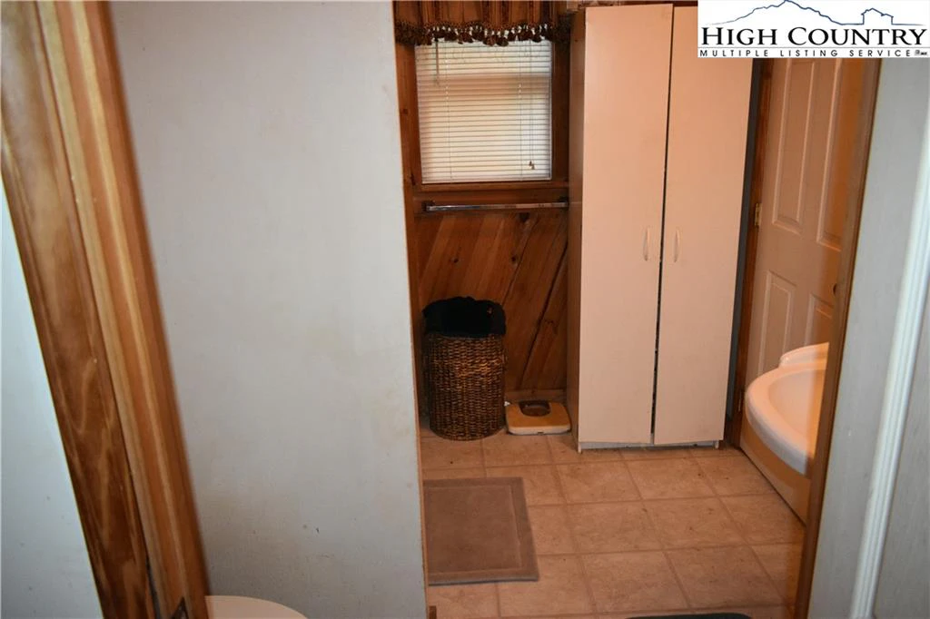 Image number 11 for the current listing