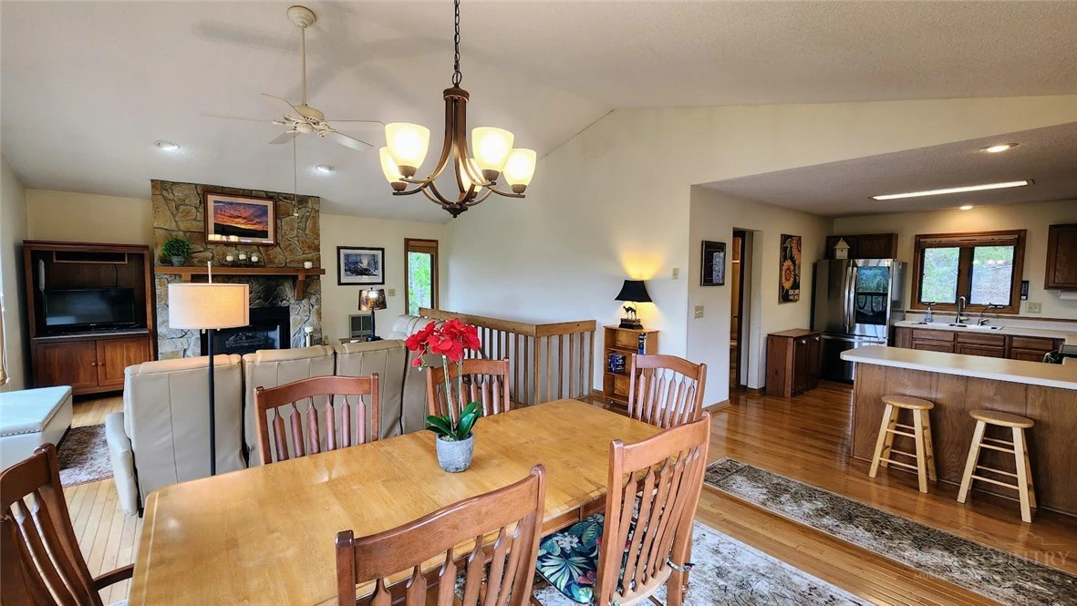 Image number 8 for the current listing