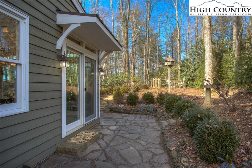 Image number 19 for the current listing