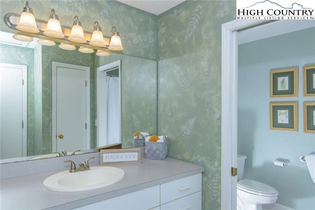 Image number 2 for the current listing