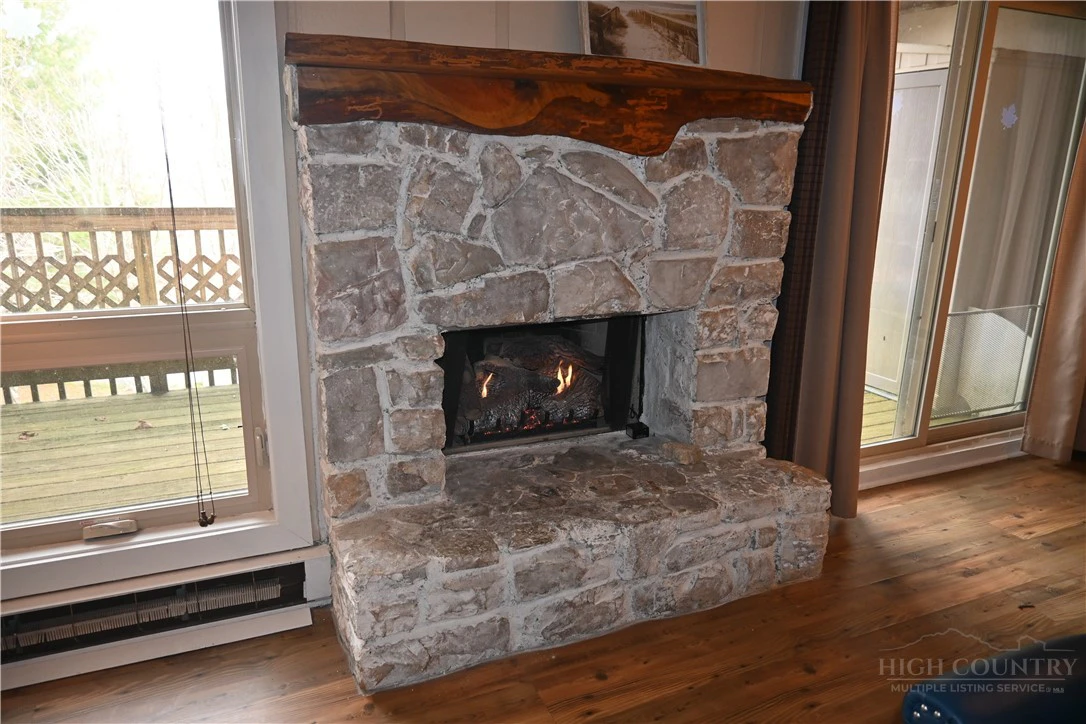 Image number 14 for the current listing