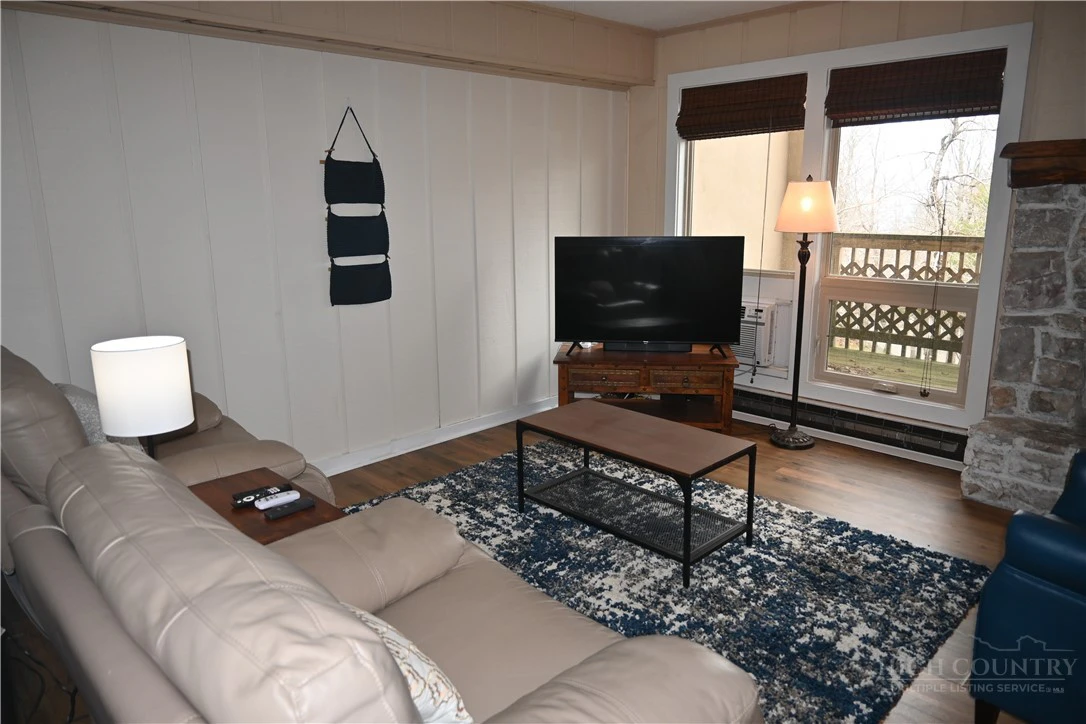 Image number 2 for the current listing