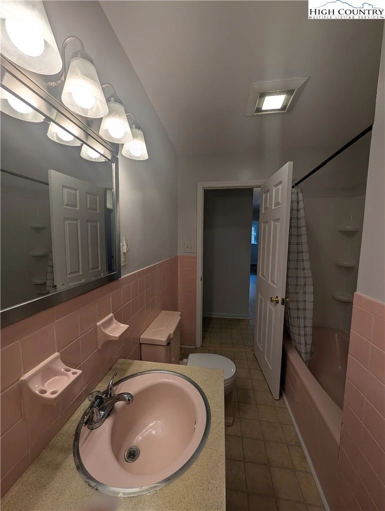 Image number 3 for the current listing