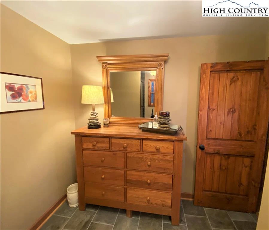 Image number 11 for the current listing