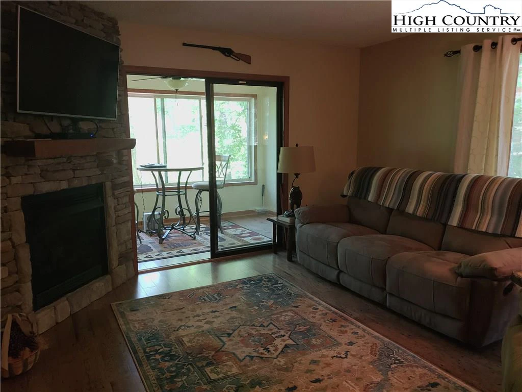 Image number 19 for the current listing