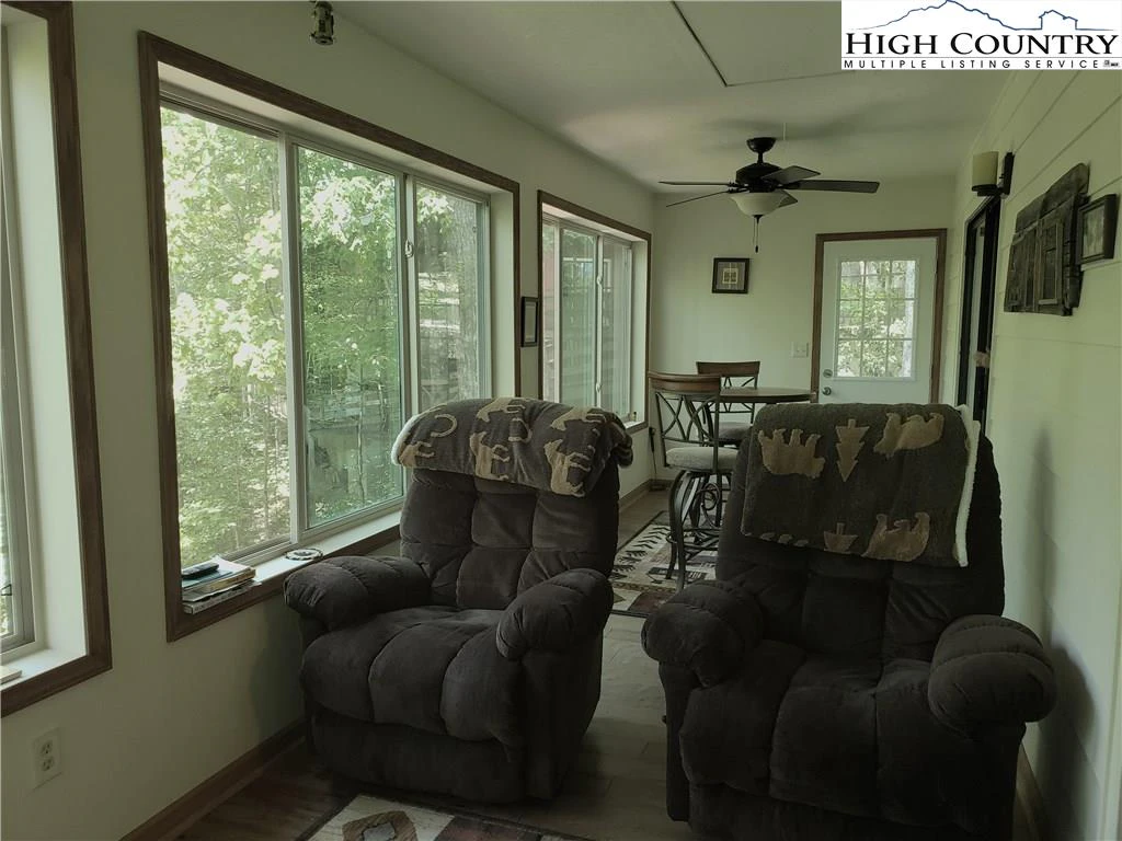Image number 17 for the current listing