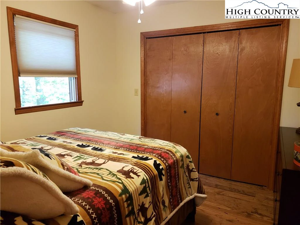 Image number 14 for the current listing