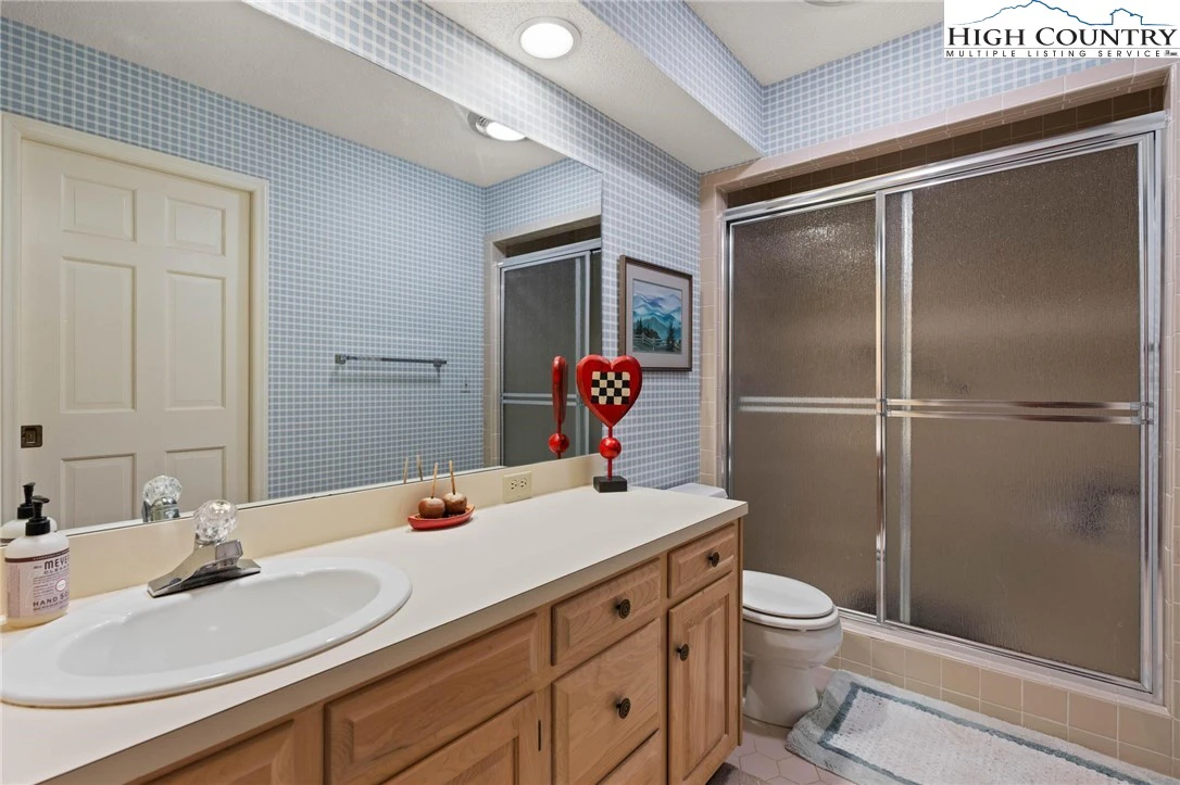 Image number 9 for the current listing