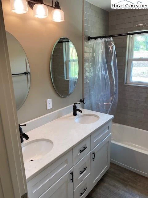 Image number 2 for the current listing