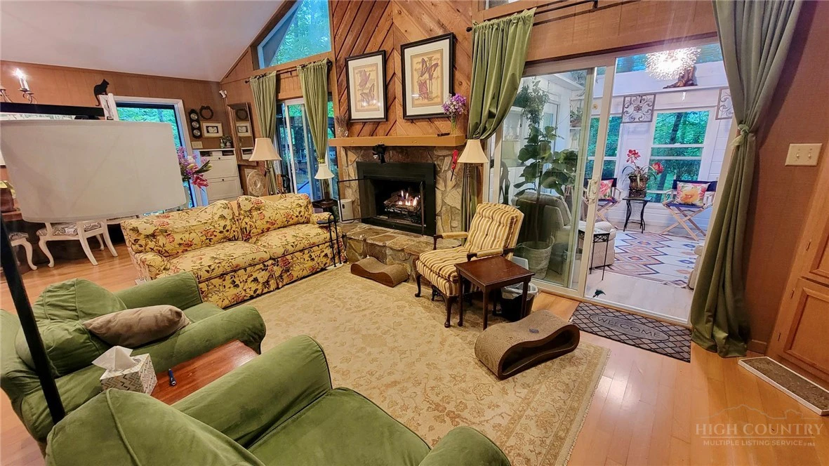 Image number 3 for the current listing