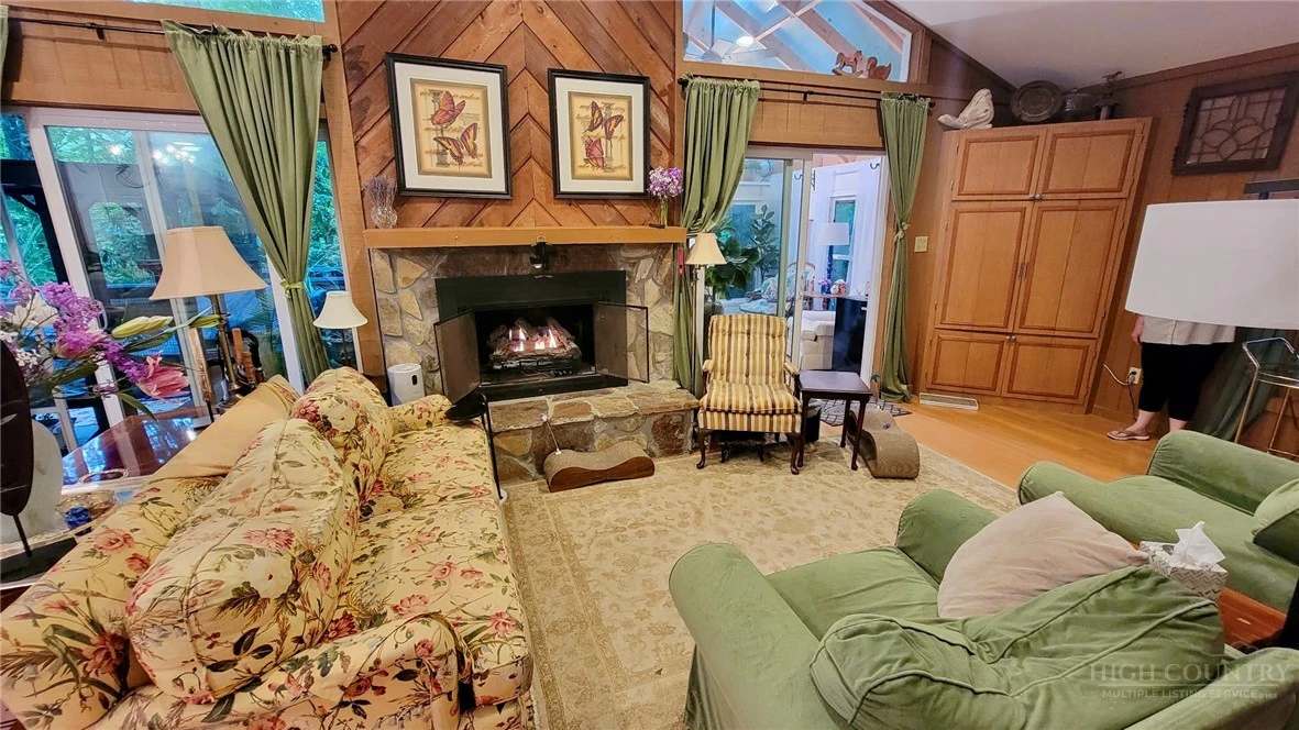 Image number 4 for the current listing