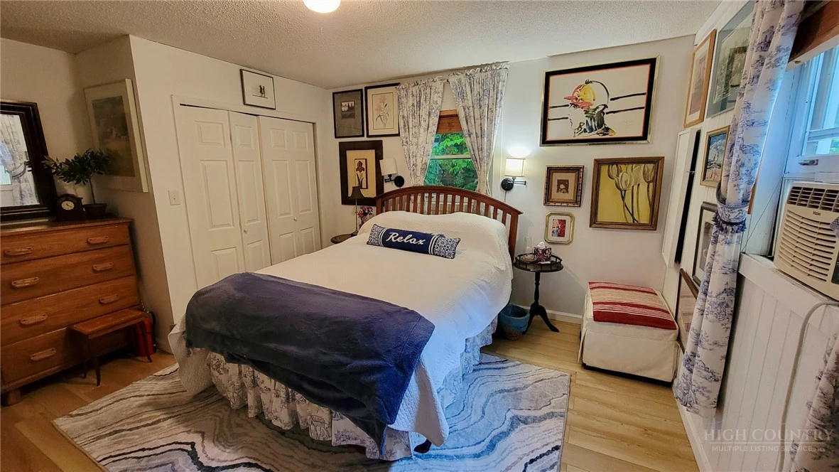 Image number 8 for the current listing