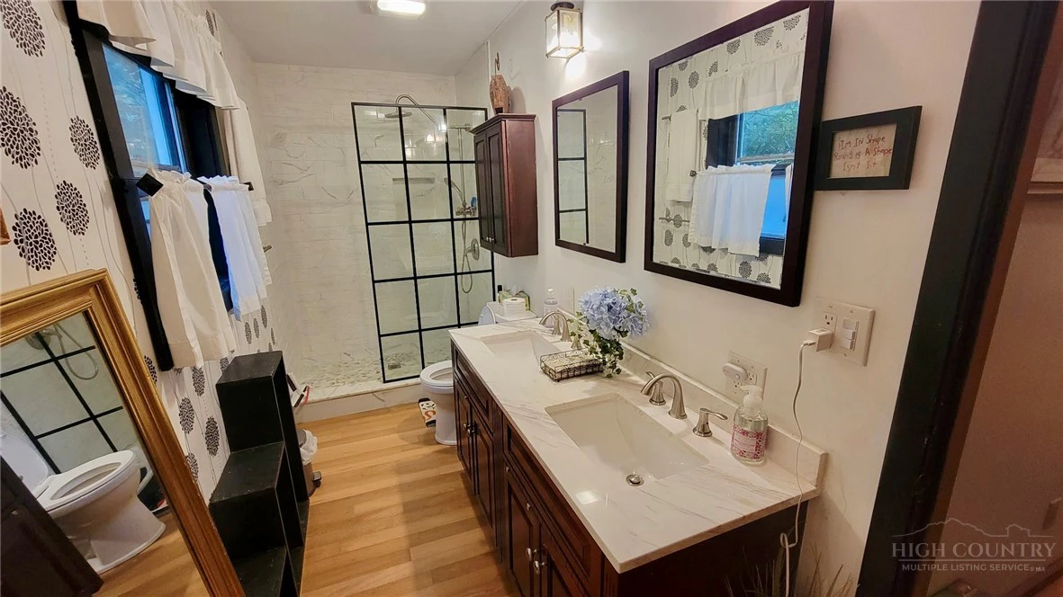 Image number 9 for the current listing