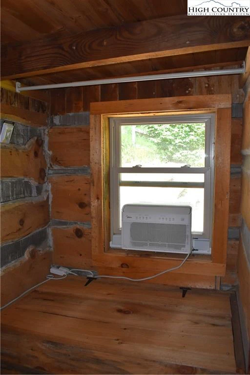 Image number 13 for the current listing