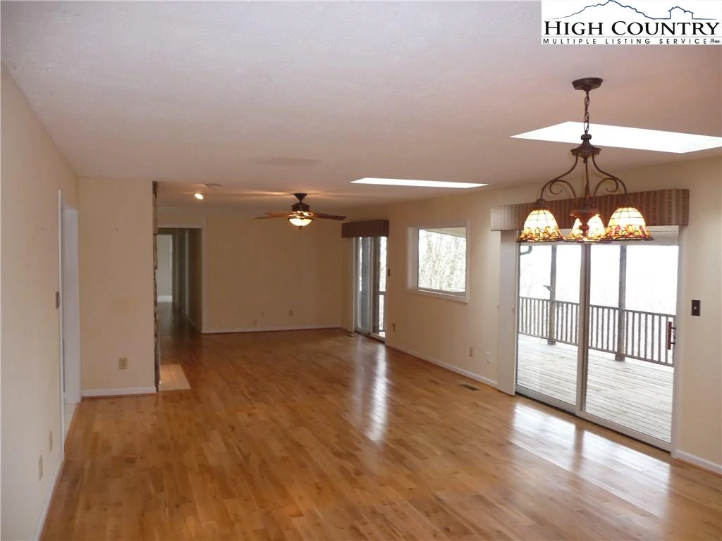 Image number 11 for the current listing