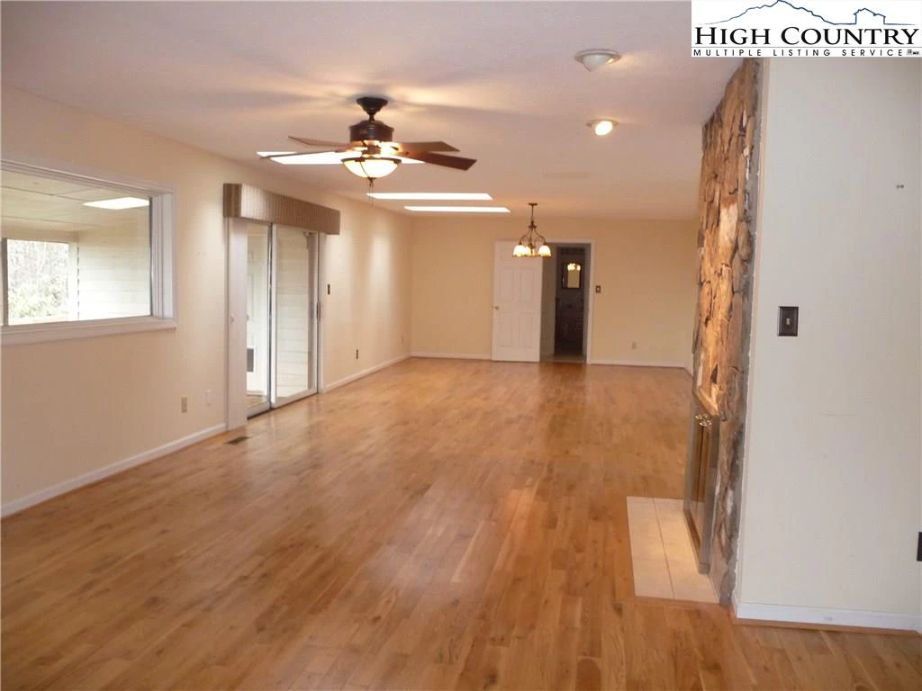 Image number 8 for the current listing