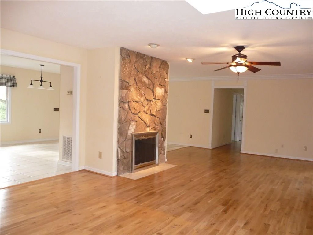 Image number 10 for the current listing