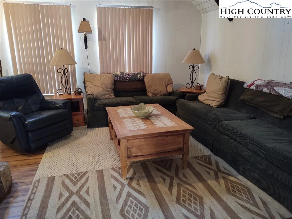 Image number 8 for the current listing