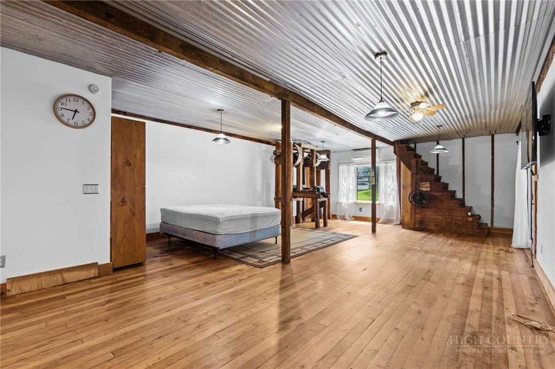 Image number 9 for the current listing