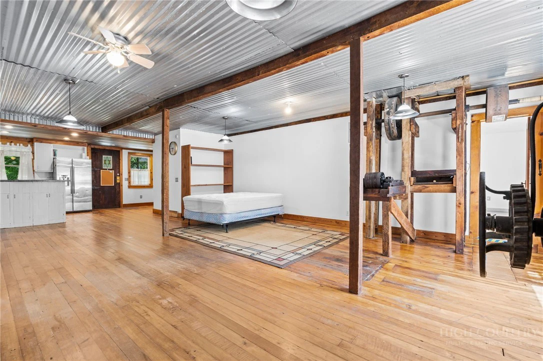 Image number 11 for the current listing