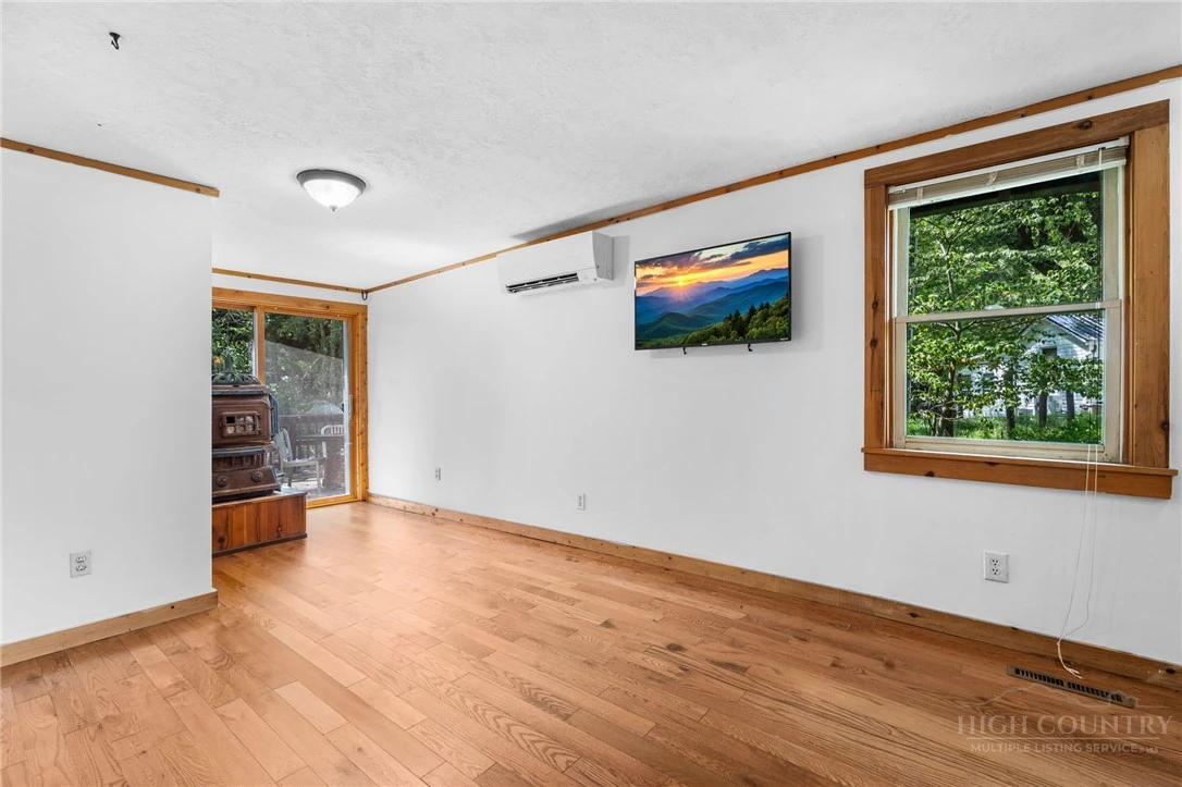 Image number 16 for the current listing