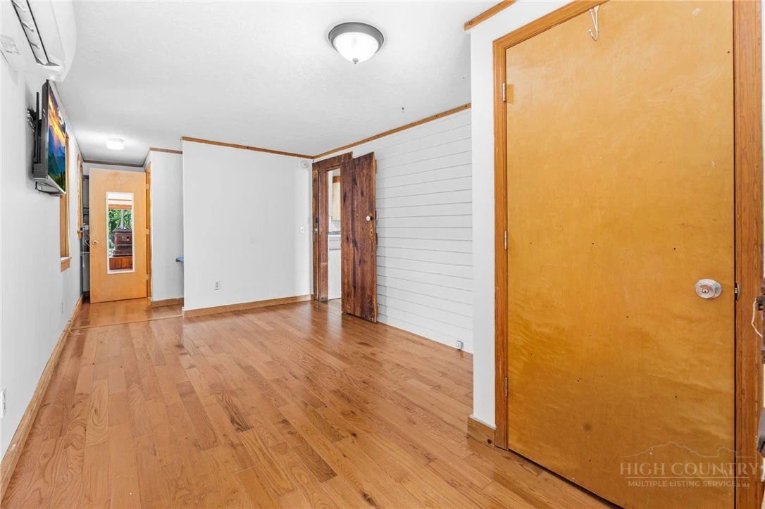 Image number 17 for the current listing