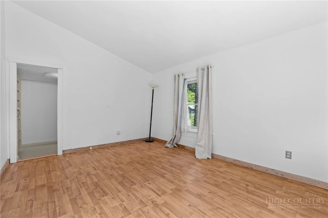 Image number 19 for the current listing
