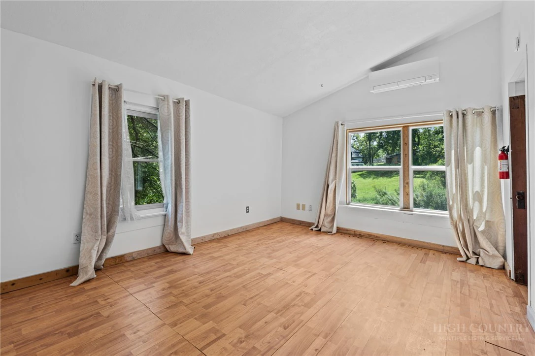 Image number 21 for the current listing