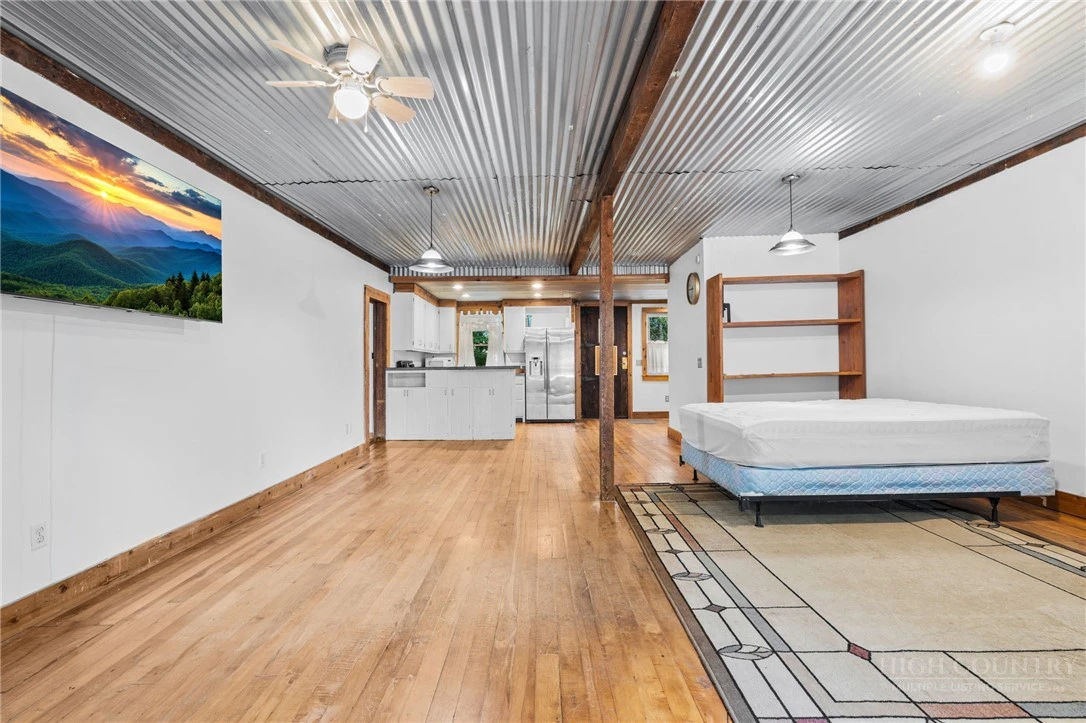 Image number 10 for the current listing