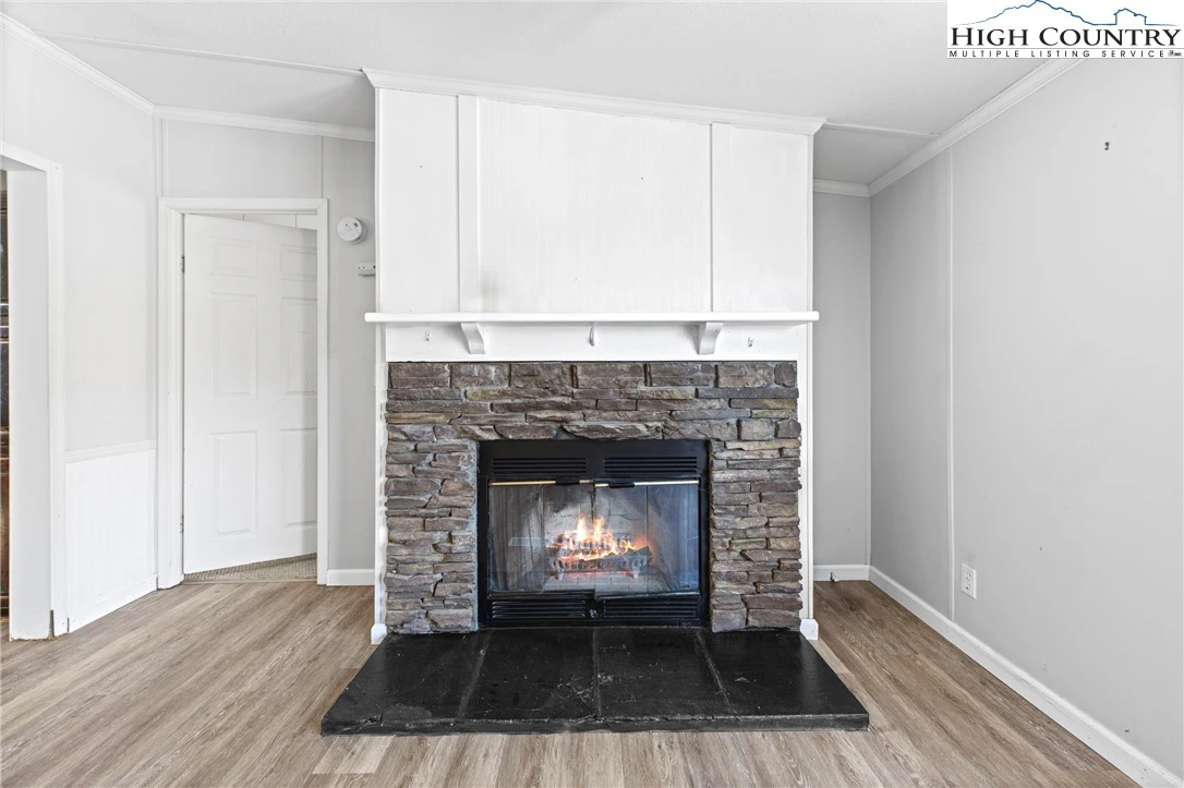 Image number 13 for the current listing