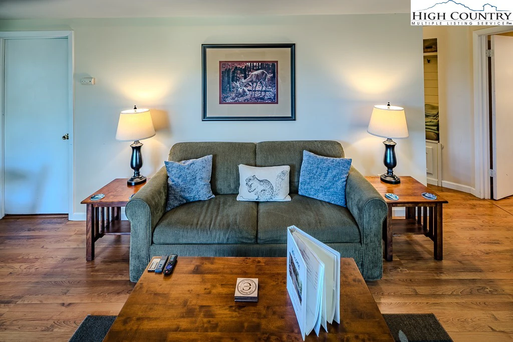 Image number 3 for the current listing