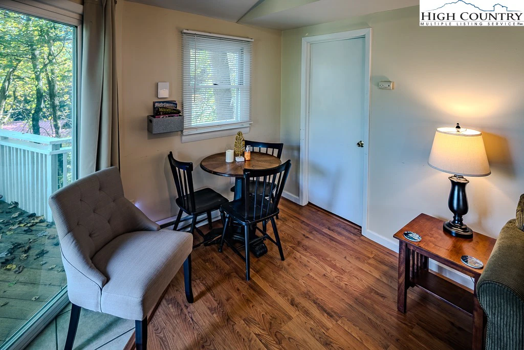 Image number 4 for the current listing