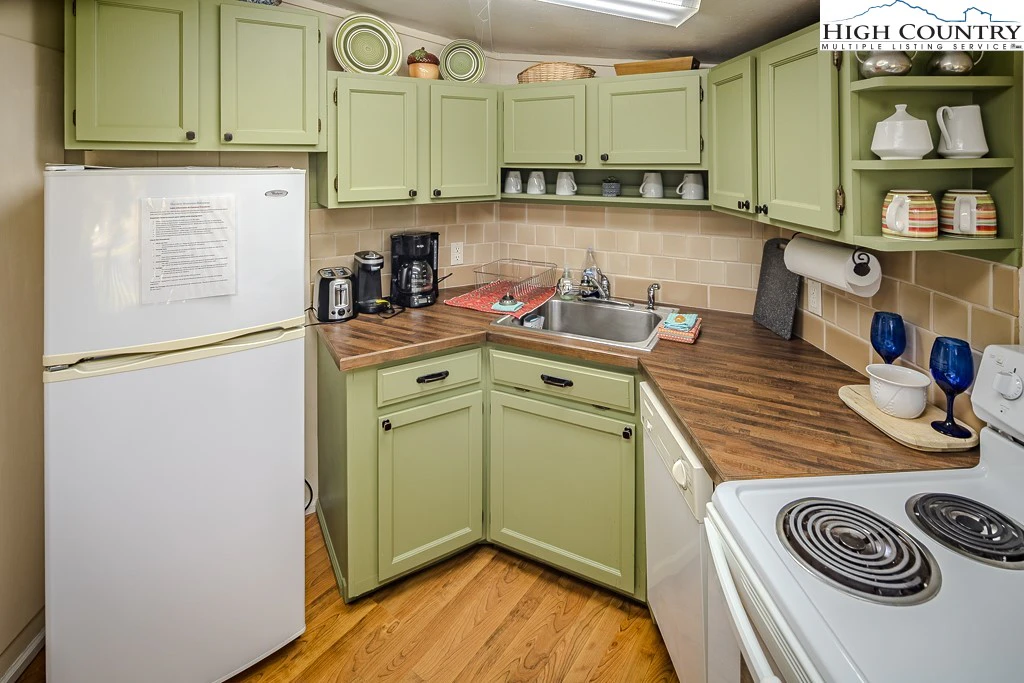 Image number 2 for the current listing
