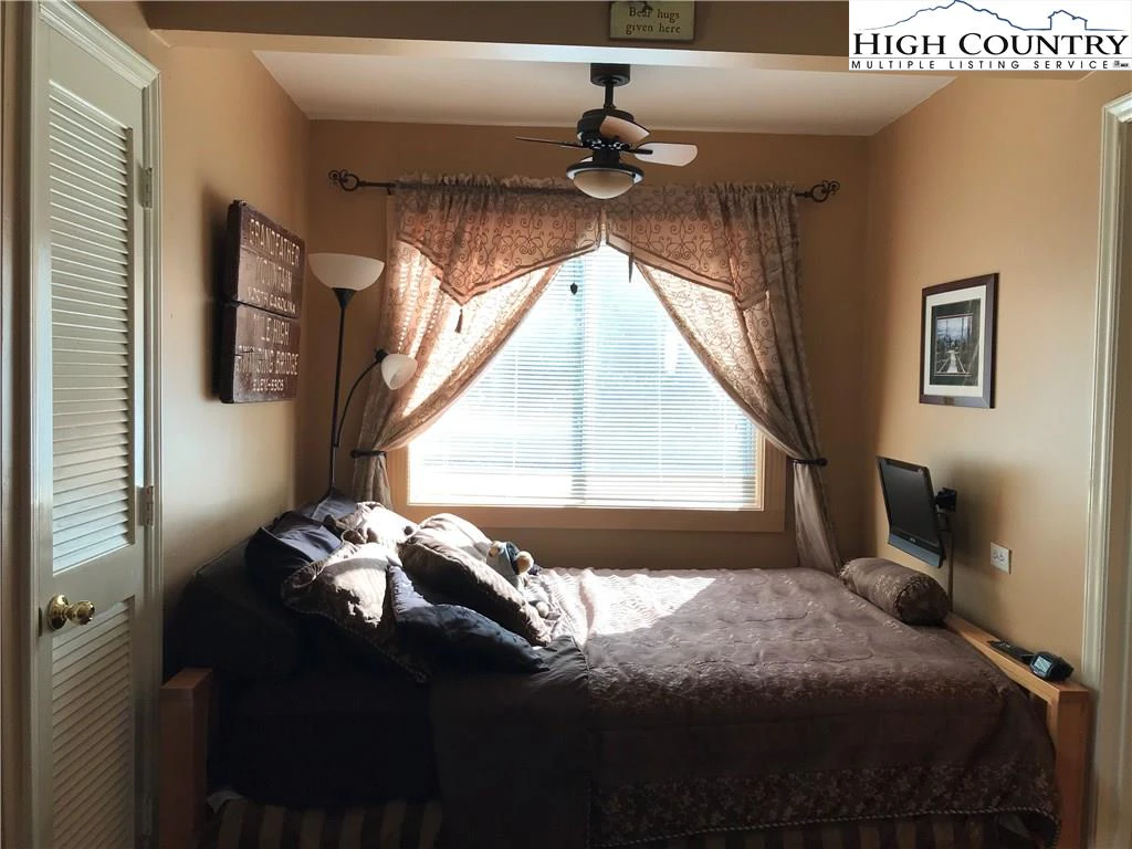 Image number 5 for the current listing