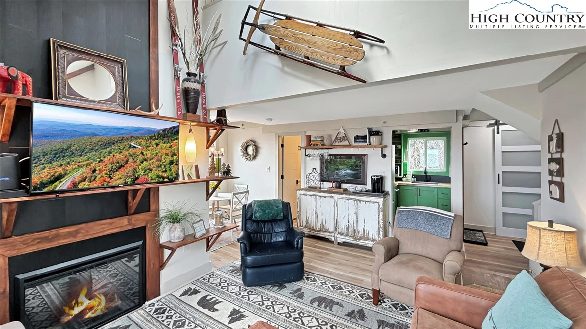 Image number 19 for the current listing