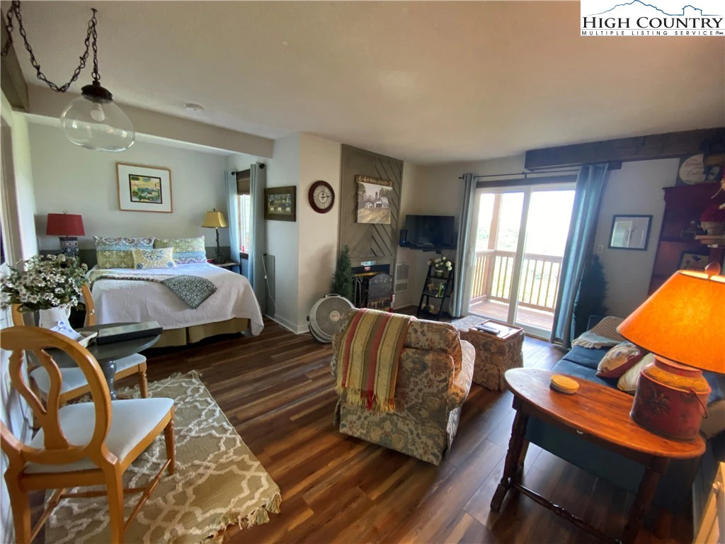 Image number 4 for the current listing