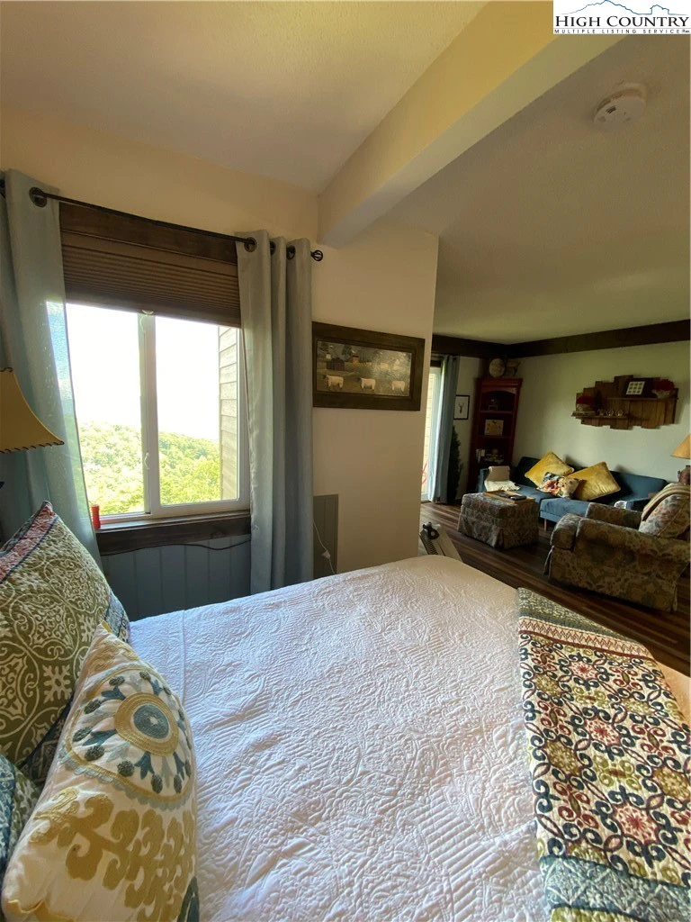 Image number 11 for the current listing