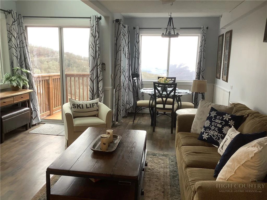 Image number 4 for the current listing