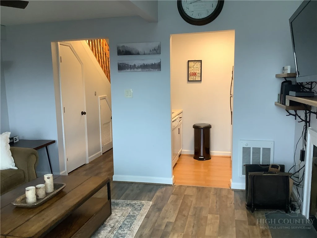Image number 11 for the current listing