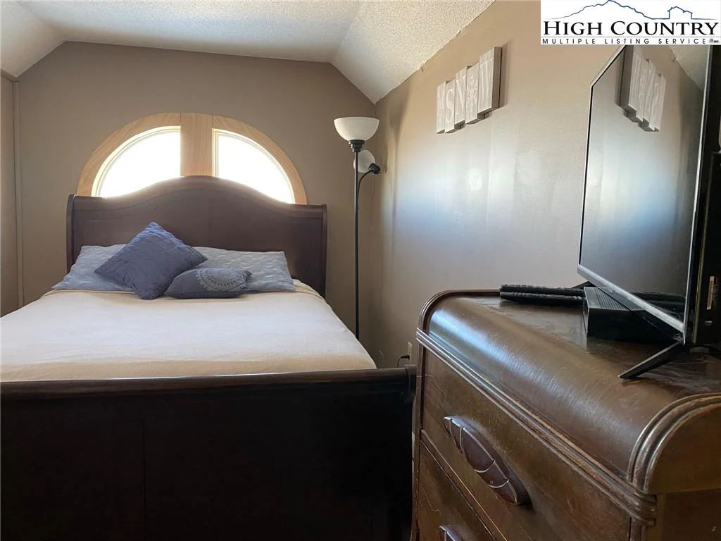 Image number 12 for the current listing