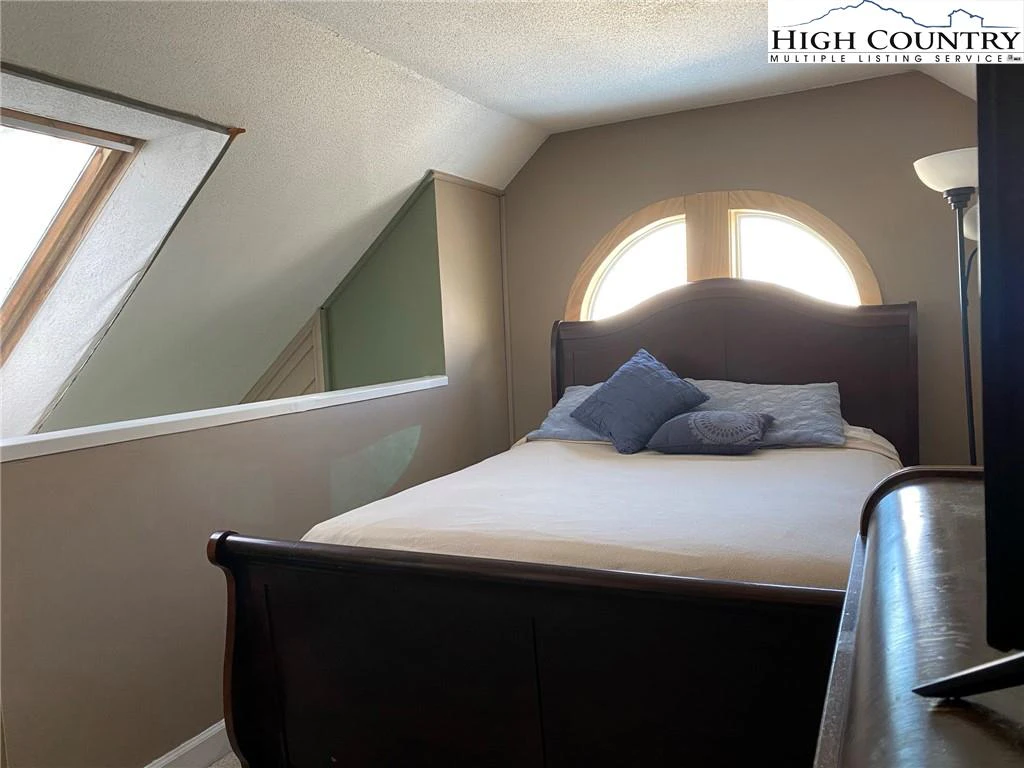 Image number 13 for the current listing