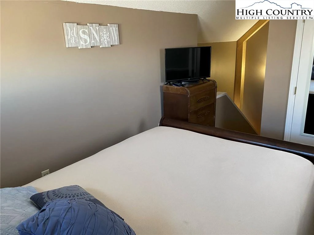 Image number 14 for the current listing