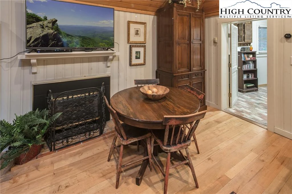 Image number 5 for the current listing
