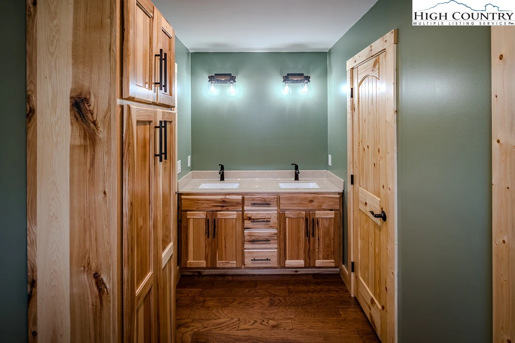 Image number 2 for the current listing