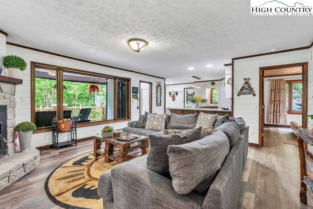 Image number 21 for the current listing