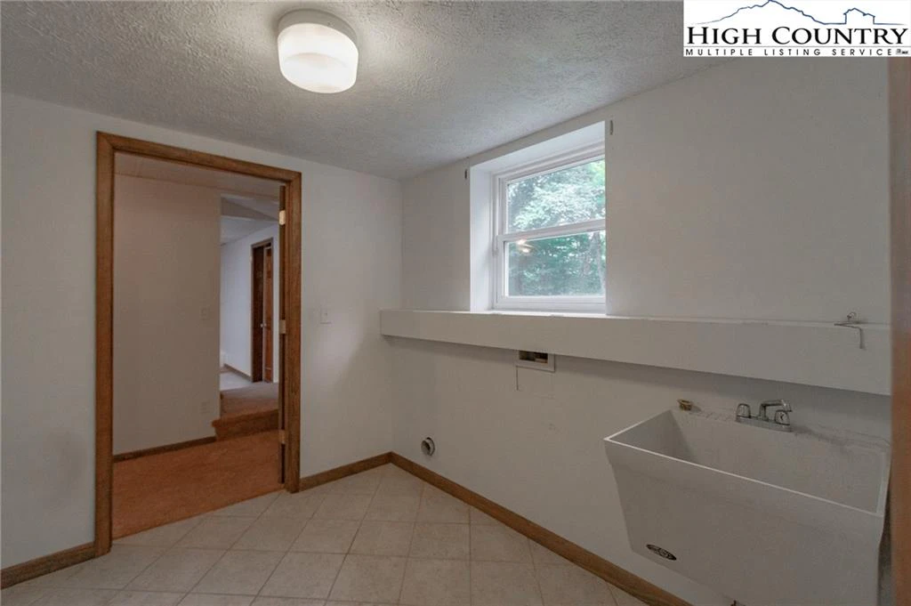 Image number 21 for the current listing