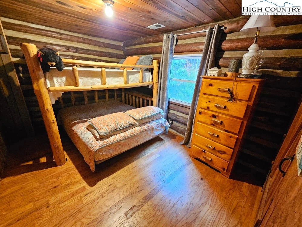 Image number 9 for the current listing