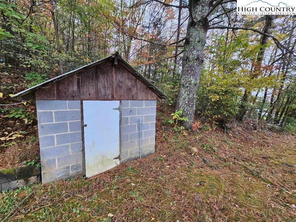 Image number 19 for the current listing