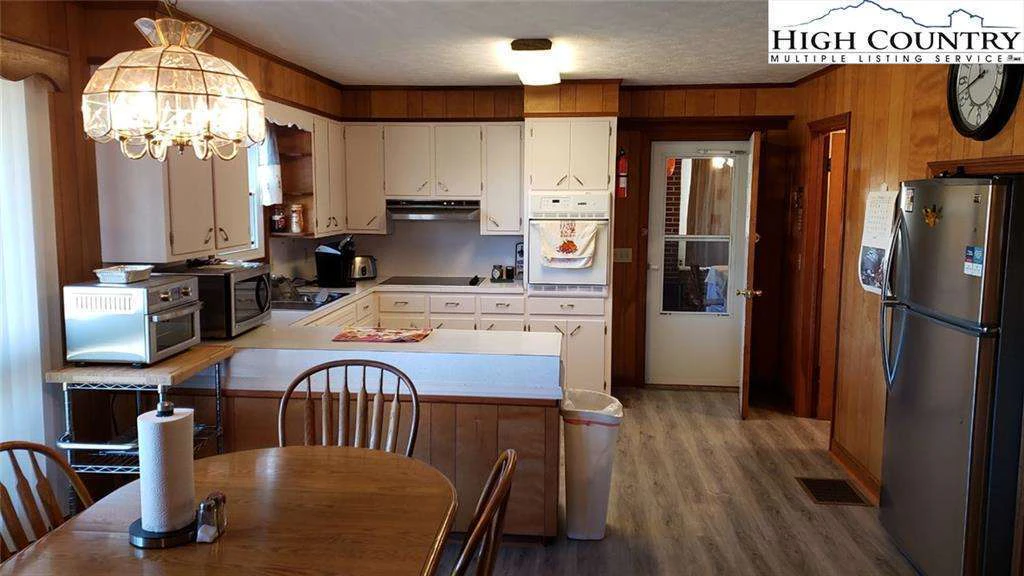 Image number 19 for the current listing