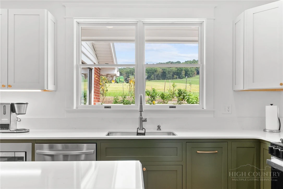 Image number 9 for the current listing